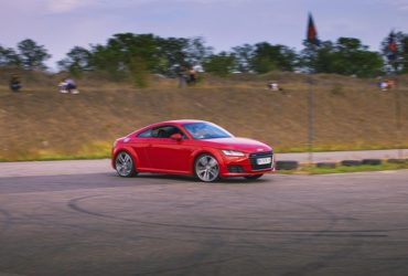 красный автомобиль на гоночной трассе