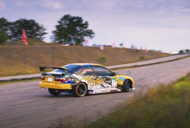 гоночное авто на трассе