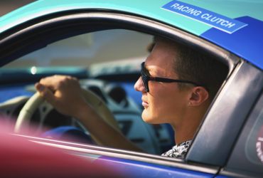 пилот гоночного автомобиля крупным планом