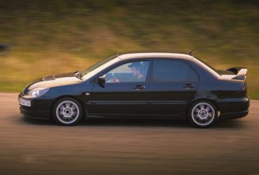 черный автомобиль на гоночной трассе 6-й километр