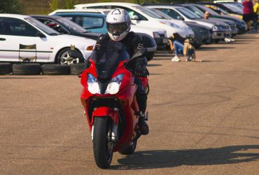 гонщик на красном мотоцикле