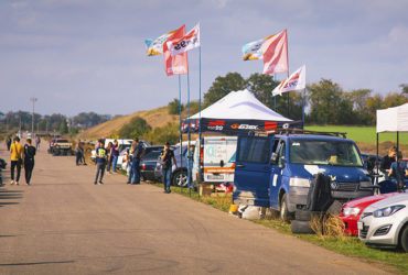 палатки и флаги партнеров гонок BaseRaceDays