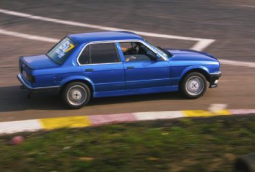 синий автомобиль на гоночной трассе 6-й километр