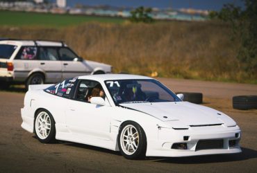 белый автомобиль с низким клиренсом