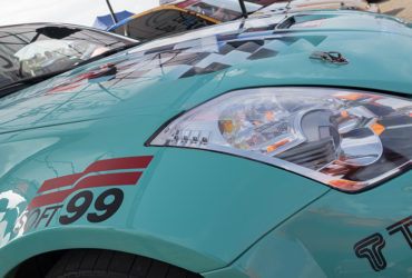 авто мятного цвета с наклейкой SOFT99