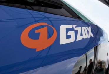 автомобиль с наклейкой G'zox