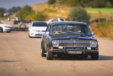 парад авто перед выставкой