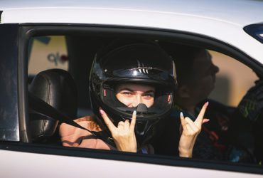 пассажир гоночного авто