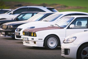 выставка автомобилей перед гоночной сессией