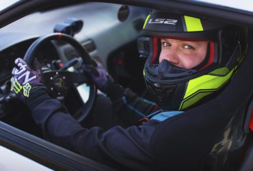 пилот гоночного авто крупным планом