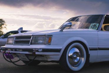 белый японский JDM-автомобиль крупным планом