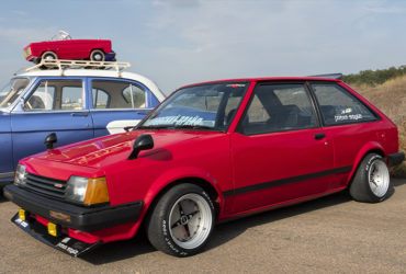 красный автомобиль на выставке