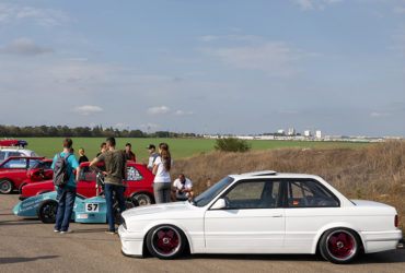 белая BMW с низким клиренсом