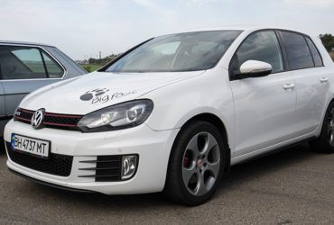 белый автомобиль BigFoot