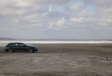 автомобиль на побережье лимана