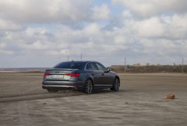 серый гоночный автомобиль на песке