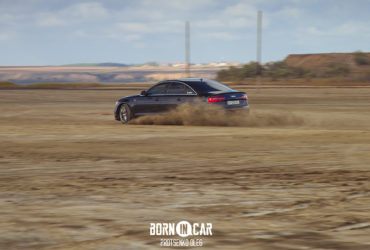 машина дрифтует на песке