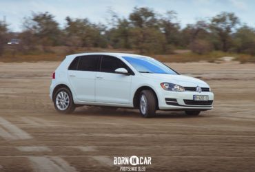 белый гоночный автомобиль на фестивале возле лимана