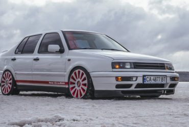 белый автомобиль с низким клиренсом