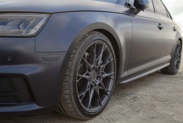 черный автомобиль с черными дисками