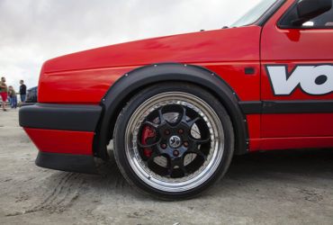 красный автомобиль с черными дисками