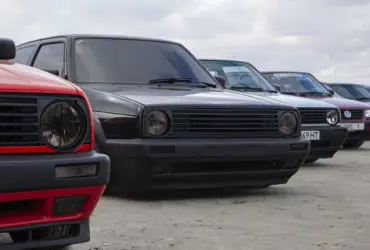 черный Volkswagen с низким клиренсом