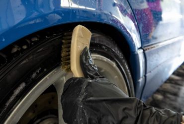 чистка дисков щеткой крупным планом