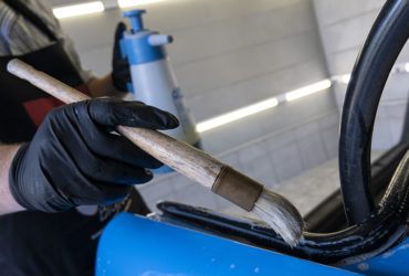 чистка резиновых уплотнителей крупным планом