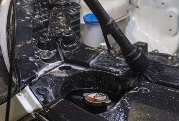 чистка подкапотного пространства крупным планом