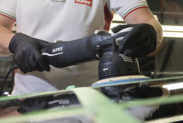 полировка капота крупным планом