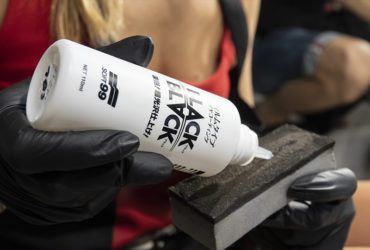 нанесение состава для чернения шин