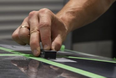 крупный план процесса подготовки кузова к шлифовке