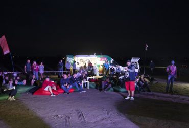 ведущий на фестивале автомобилей VAG