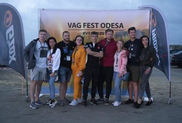 гости фестиваля автомобилей возле фотозоны