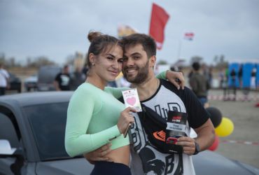 пара на фестивале автомобилей