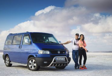 пара на фоне синего авто