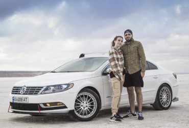 пара на фоне белого Volkswagen