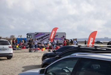 выставка автомобилей и флаги Rupes