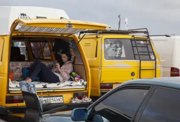 девушка в желтом коммерческом Volkswagen