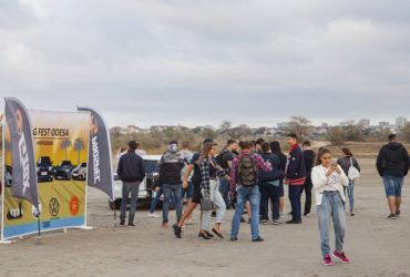 толпа гостей на фестивале автомобилей