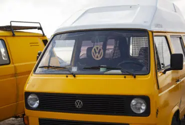 желтый коммерческий Volkswagen