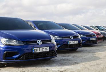 выставка синих автомобилей Volkswagen