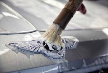 ручная чистка значка на авто Bentayga