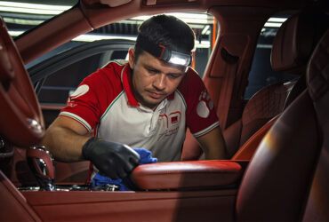 протирка кожи в салоне автомобиля