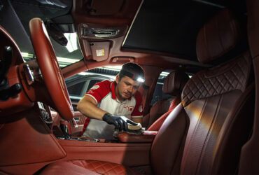 ручная чистка салона в автомобиле Bentley Bentayga