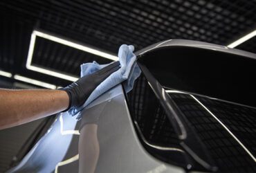 протирка кузова после нанесения кварцевой защиті