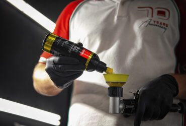 загрузка желтого круга полировальной пастой