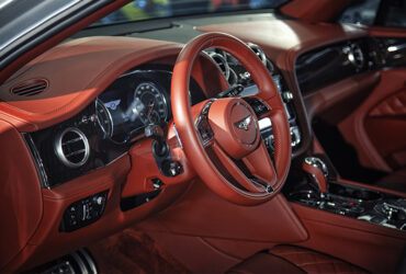 красный кожанный салон Bentley Bentayga после химчистки