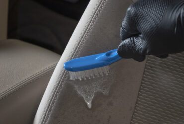 щетка в комплекте со средством для дезинфекции тканевых сидений Fabric Seat & Mat Cleaner