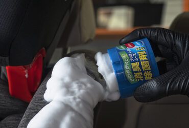чистка автокресел средством New Fabric Seat Cleaner 